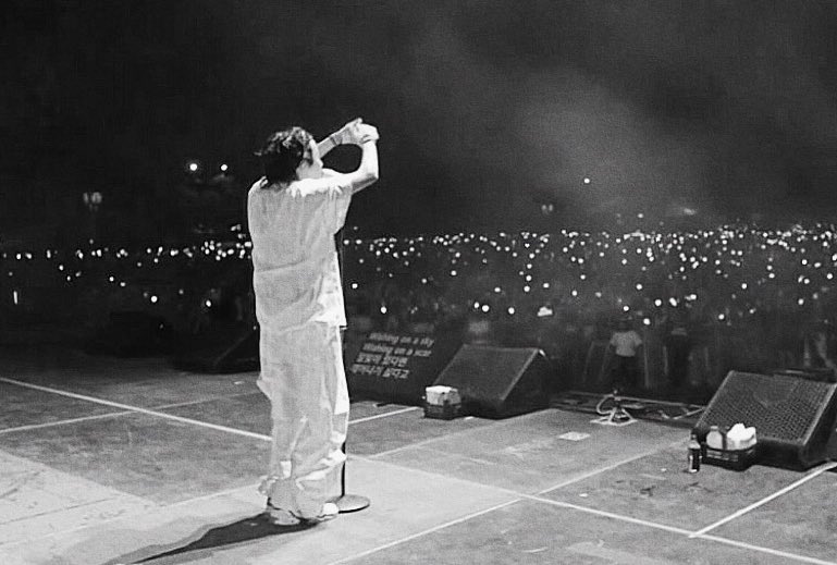 agustdfms's tweet photo. born for the stage. https://t.co/3uAckFsNeB