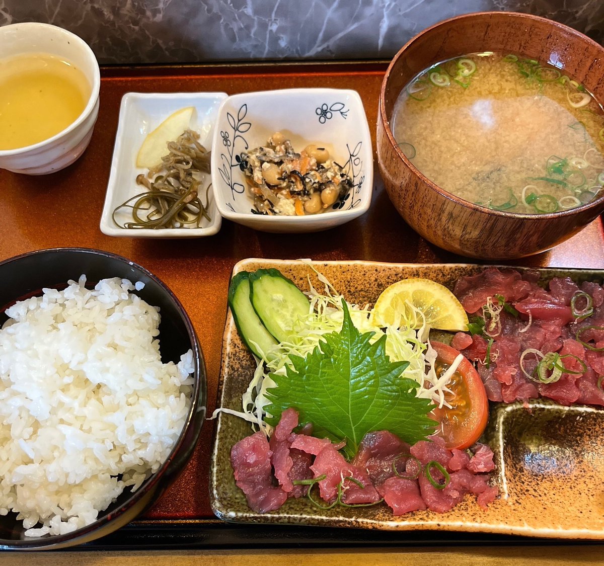 kaigo2018's tweet photo. #本町　#市松庵　さん
#500円ランチ お造り定食
え？お造りちゃうくないっ？て思いました(°▽°)？
ハマチが品切れしちゃったんです！( ˊ̱˂˃ˋ̱ )
お店はおっちゃんでいっぱいだけど。みんなマナー守ってて素敵
500円で提供してくださるなんて感謝
そこらのチェーンより美味しい♡ https://t.co/AejzoskdYc