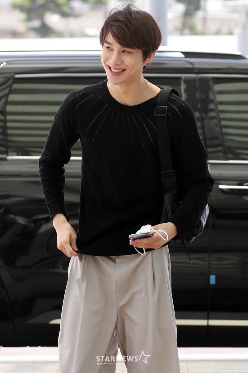sm_nctmx's tweet photo. [PRENSA] 010822 #JUNGWOO en el Aeropuerto Internacional de Gimpo camino a Japón para NCTzen 127-JAPAN Meeting 2022 'School 127'
#NCT #NCT127 https://t.co/JBtAQxMjrV