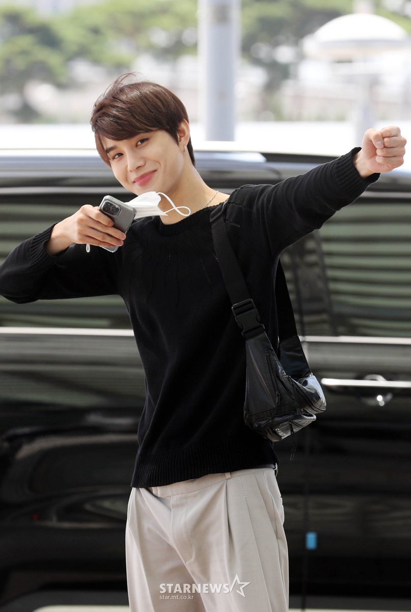 sm_nctmx's tweet photo. [PRENSA] 010822 #JUNGWOO en el Aeropuerto Internacional de Gimpo camino a Japón para NCTzen 127-JAPAN Meeting 2022 'School 127'
#NCT #NCT127 https://t.co/6pFgz7TcnS