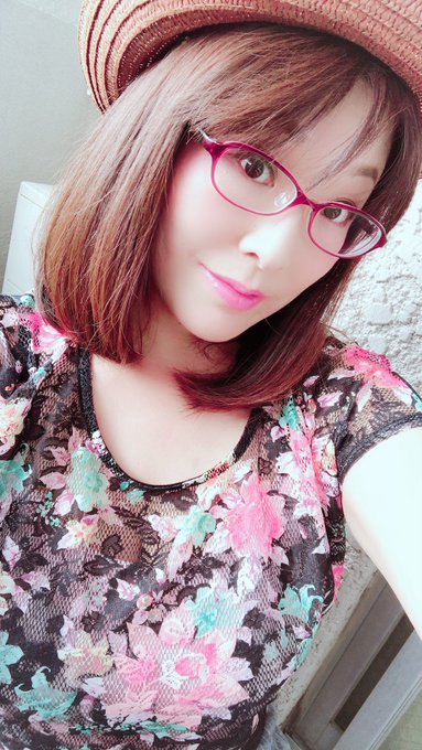 伸びに伸びた髪をこのぐらいまで切ろうと思っております。  なんせ、髪がどんどこ伸びるんです私。  心機一転。  暑さ対策（笑） https://t.co/oPvKvvXiGP