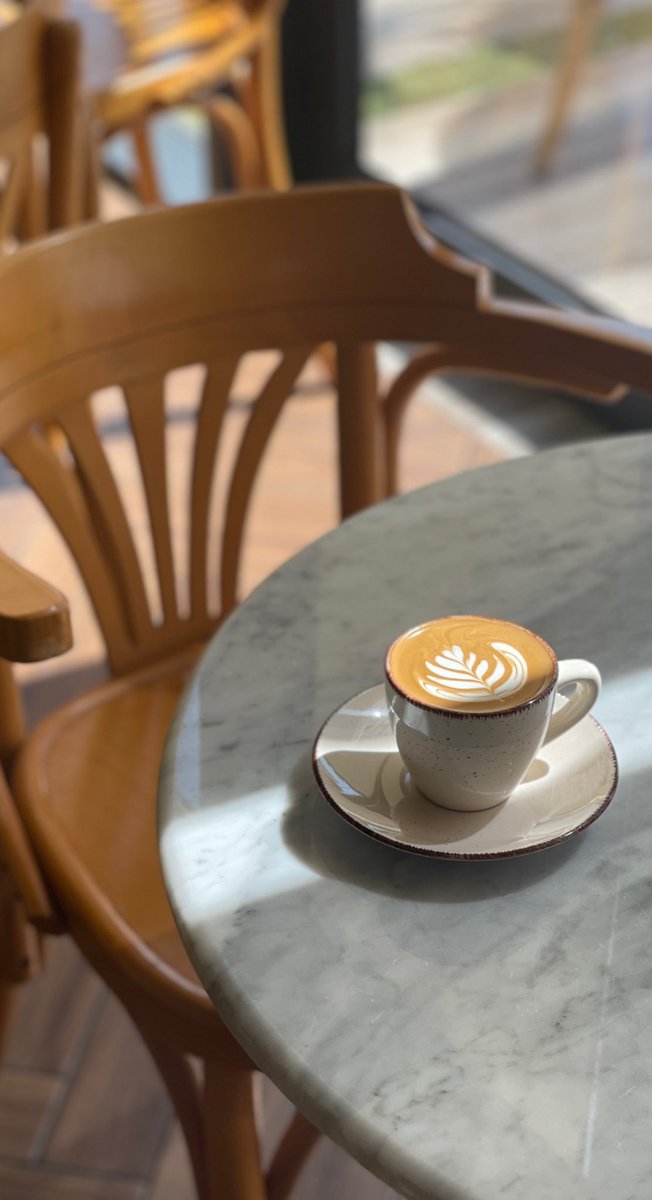 fatimhO2's tweet image. ليسَ للصبحِ موعدٌ أو مكان حيثُ ما كنتِ أنتِ كانَ الصباح"