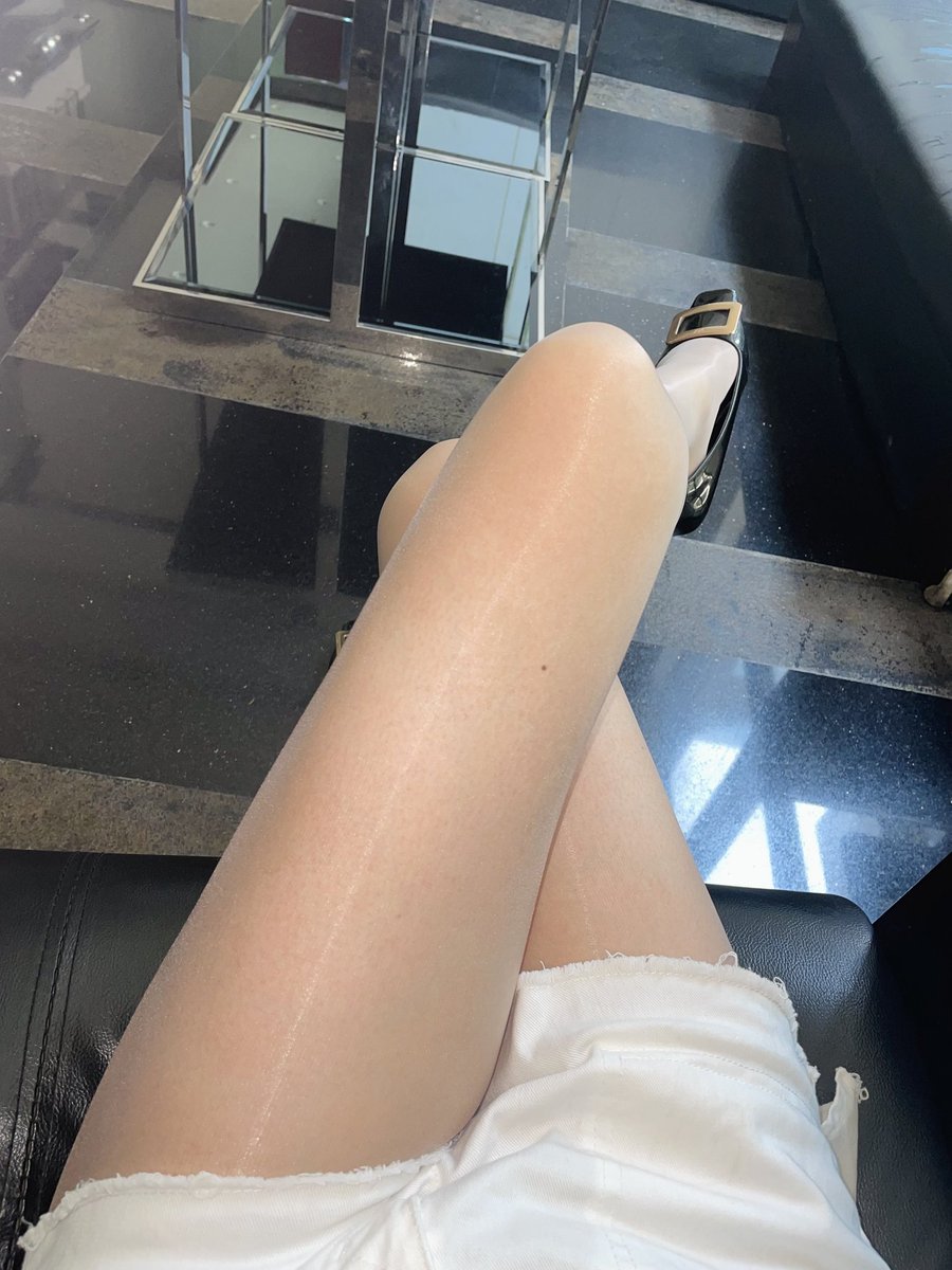 到楼下喝个咖啡也要性感啊，做咖啡的小哥哥眼睛都看直了！ https://t.co/JGN8en7iWg
