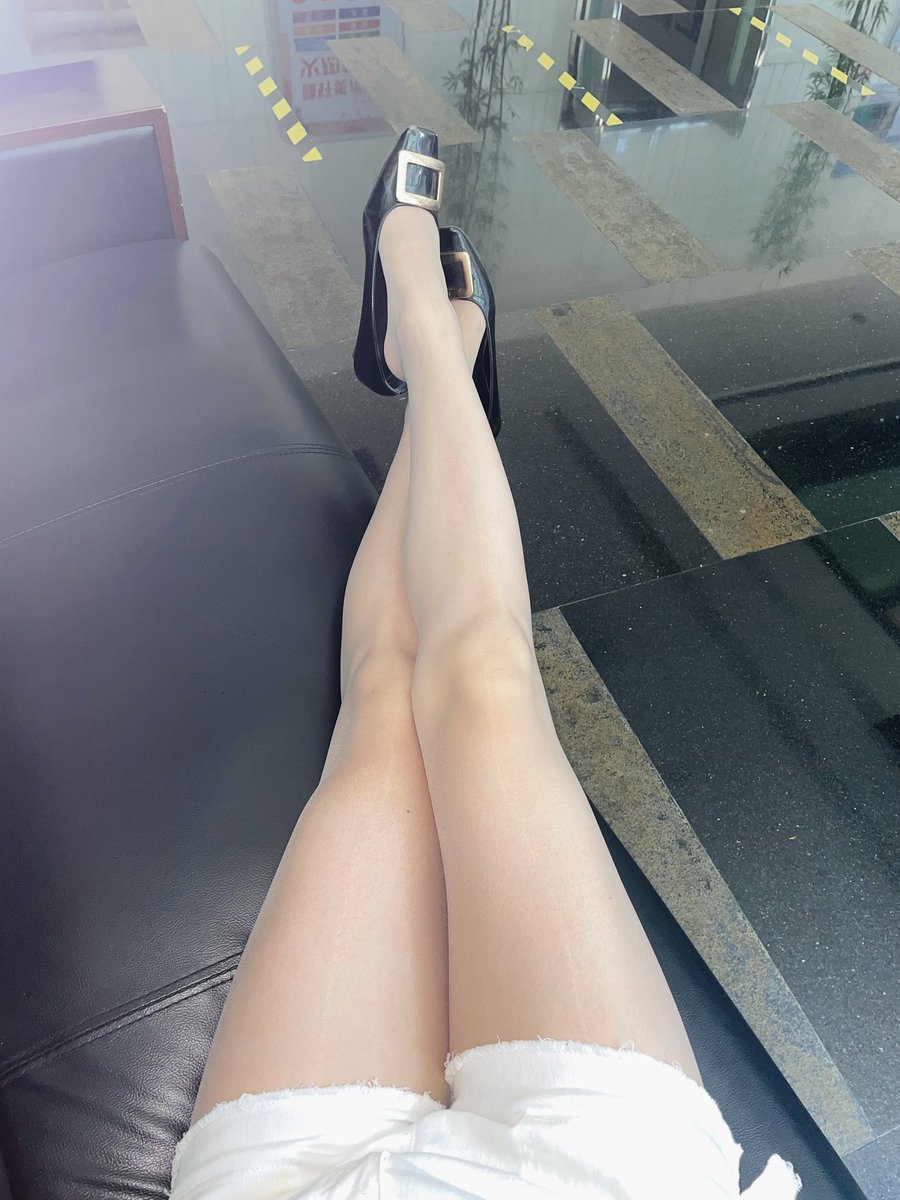 到楼下喝个咖啡也要性感啊，做咖啡的小哥哥眼睛都看直了！ https://t.co/JGN8en7iWg