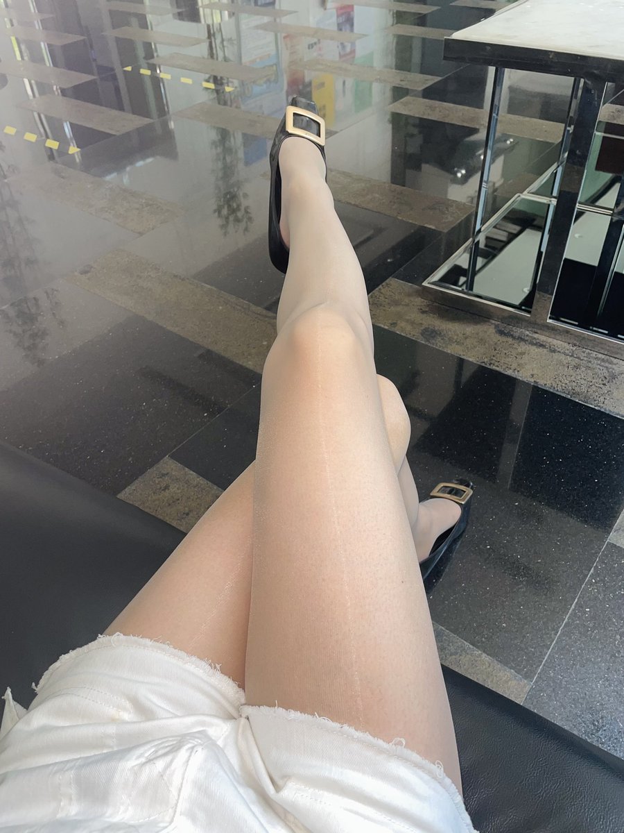 到楼下喝个咖啡也要性感啊，做咖啡的小哥哥眼睛都看直了！ https://t.co/JGN8en7iWg