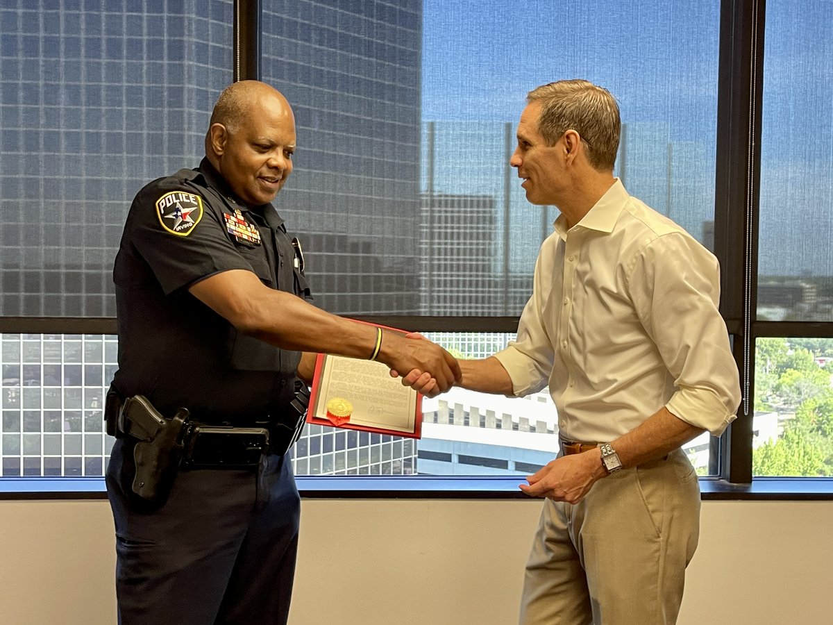 NathanForTexas's tweet photo. Pleased and honored to congratulate Officer Jon Plunkett and the @IrvingPD on receiving a $100k grant from the @usmayors, for their innovative and effective #ShopTalk program.  Shop Talk was featured in the USDOJ July 2022 Dispatch Issue online at https://t.co/4DX4b4U07e. #txlege https://t.co/Jj70r4w4Xx