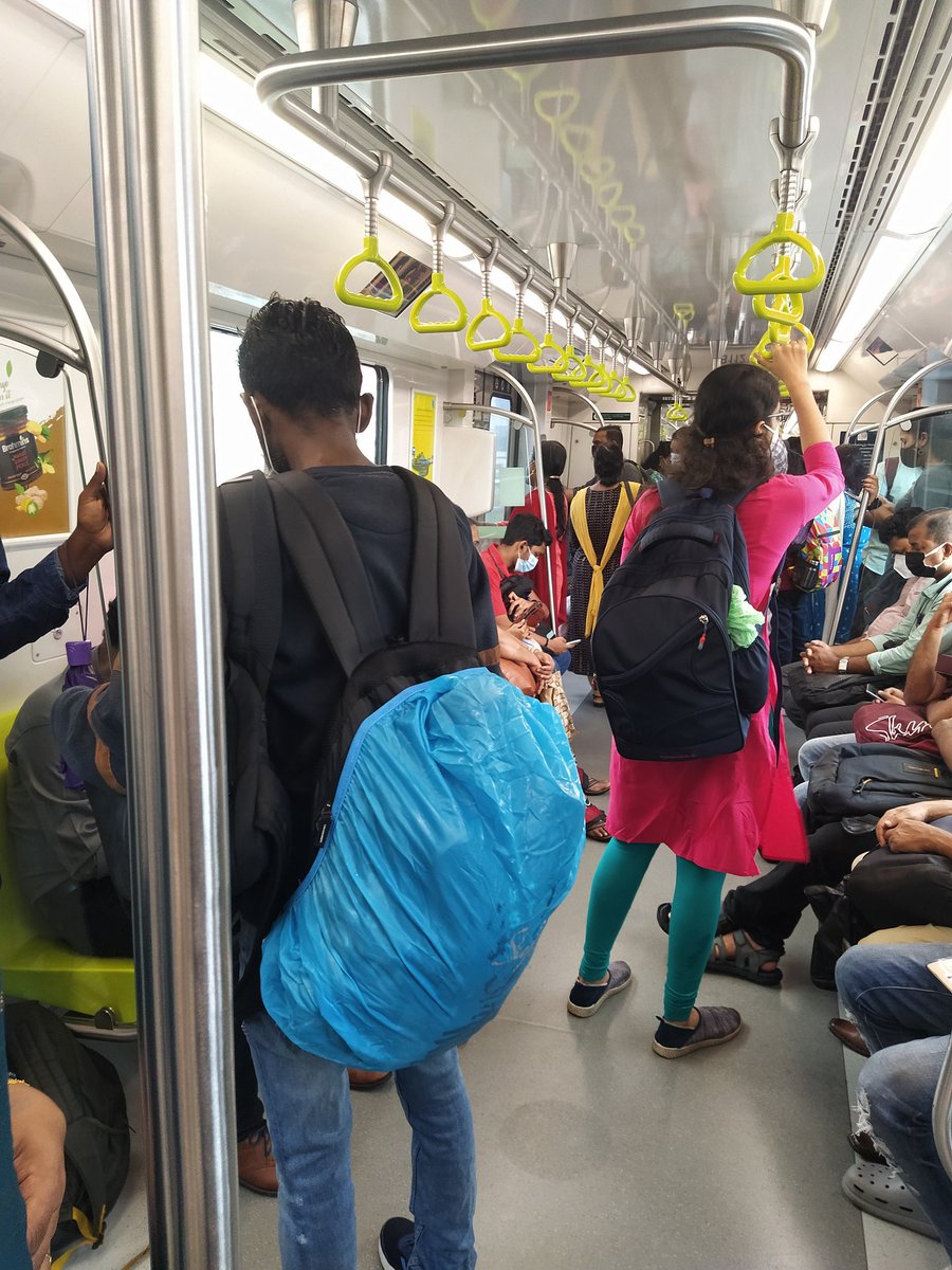 pendown's tweet photo. I don't normally travel during office hours. Good number of commuters on a rainy August 1 morning. Can see long traffic blocks below. @MetroRailKochi is really a blessing for Kochi. https://t.co/5sktwZslSD