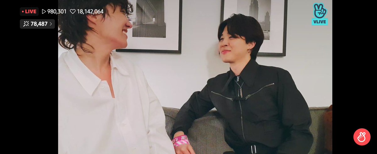 lolatefi's tweet photo. Ellos 🐿️💜��� enseñándome a hacer amigos 

#jhopeAtLollapalooza #HOBIPALOOZA #bts #JHOPE #JIMIN https://t.co/inwmLTAG4I