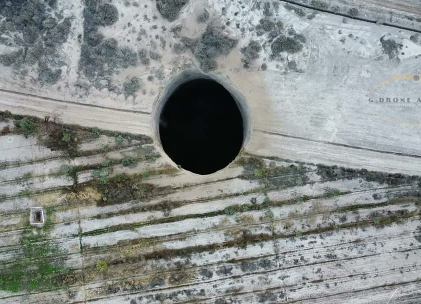 RedGeoChile's tweet photo. ⚠️ Un gigantesco socavón de aproximadamente 25 metros de diámetro se produjo ayer en la Mina Alcaparrosa de la Minera Candelaria (Tierra Amarilla, región de Atacama).
No se registraron personas lesionadas, además de suspender las operaciones en el sector cercano. https://t.co/lpFdZj0ugX