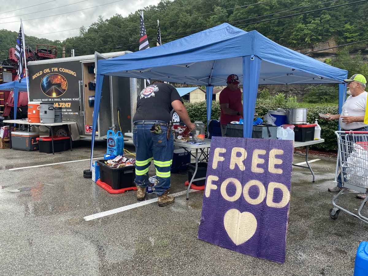 jeremy_tombs's tweet photo. Meet Mark Haug.

His home was destroyed by Hurricane Sandy.

He’s been offering disaster relief with his trailer ever since he’s gotten back on his feet.

Once he heard about the floods, he drove down 13 hours from Toms River, NJ to help in Breathitt Co., Ky. https://t.co/VQsjyGDD6y