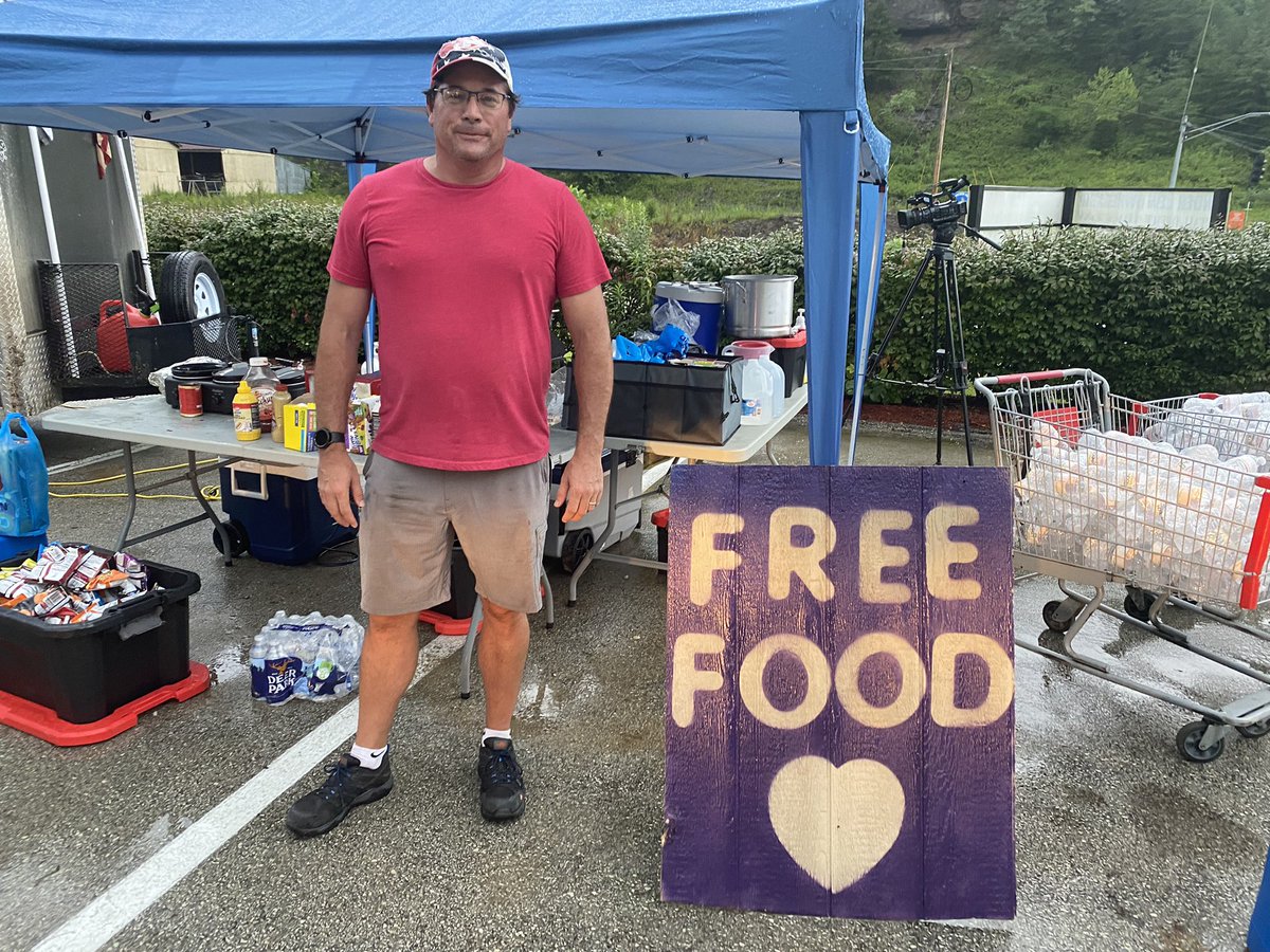 jeremy_tombs's tweet photo. Meet Mark Haug.

His home was destroyed by Hurricane Sandy.

He’s been offering disaster relief with his trailer ever since he’s gotten back on his feet.

Once he heard about the floods, he drove down 13 hours from Toms River, NJ to help in Breathitt Co., Ky. https://t.co/VQsjyGDD6y