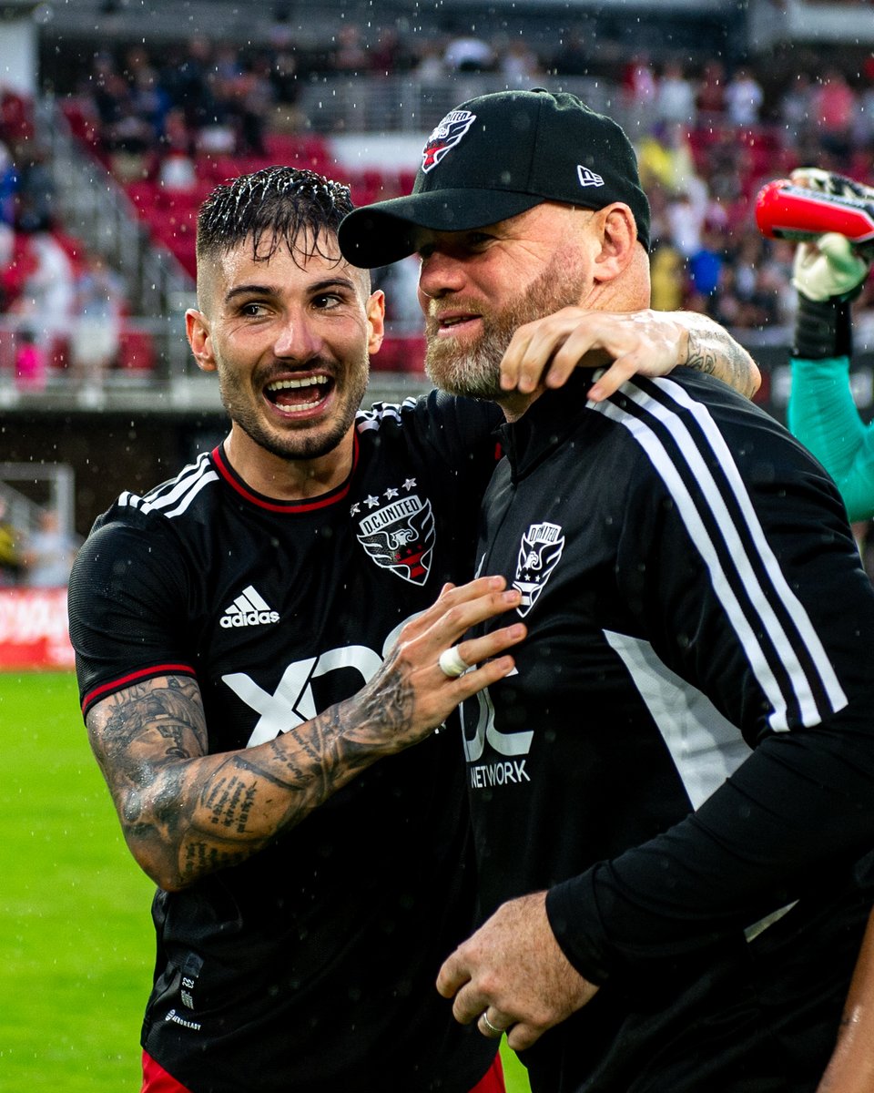 What a way to mark <a href="/WayneRooney/">Wayne Rooney</a>'s debut 👏

#DCU || #VamosUnited