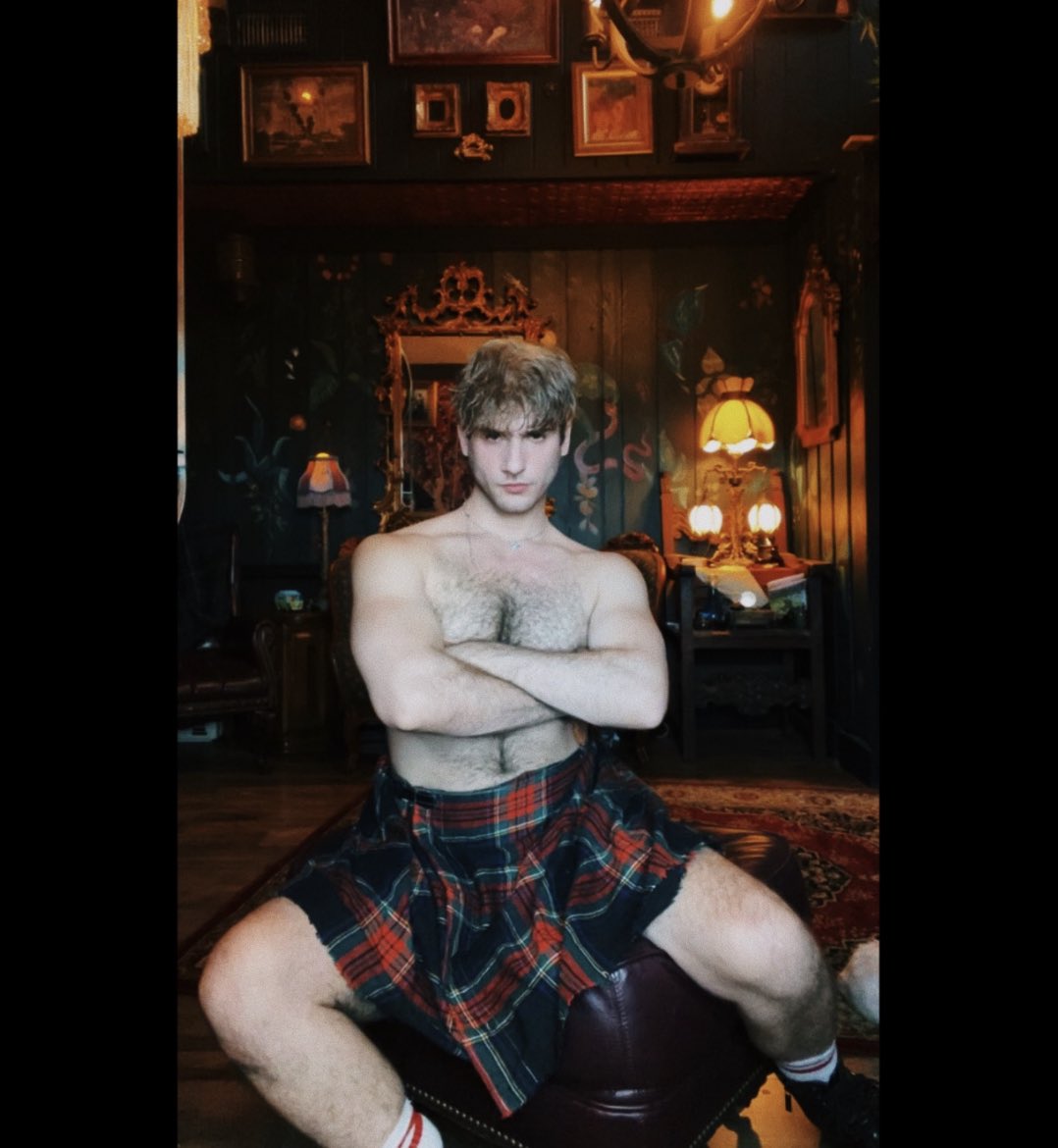 Johnny_illusio's tweet photo. Rt if ur gay and like kilts trying to see something https://t.co/HqAqXIOrds