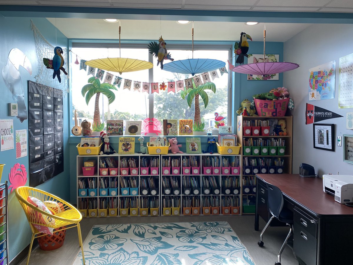 aloha_kinder's tweet photo. Because it’s absolutely beautiful and the only thing that makes sense right now in my classroom 🥴😜

Your favorite school teacher at the schoolhouse 🍍💛 https://t.co/MdZnB7a7jg