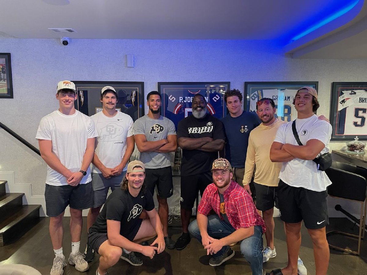 CoachCPatt's tweet photo. No better way to start camp than to learn from a Legend! Mackey Award, 1st round Draft pick, 2x Super Bowl Champ, and huge Buffs fan, Daniel Graham. Thanks for the Hospitality and Knowledge!! #BMF https://t.co/l2UMaXcUrn