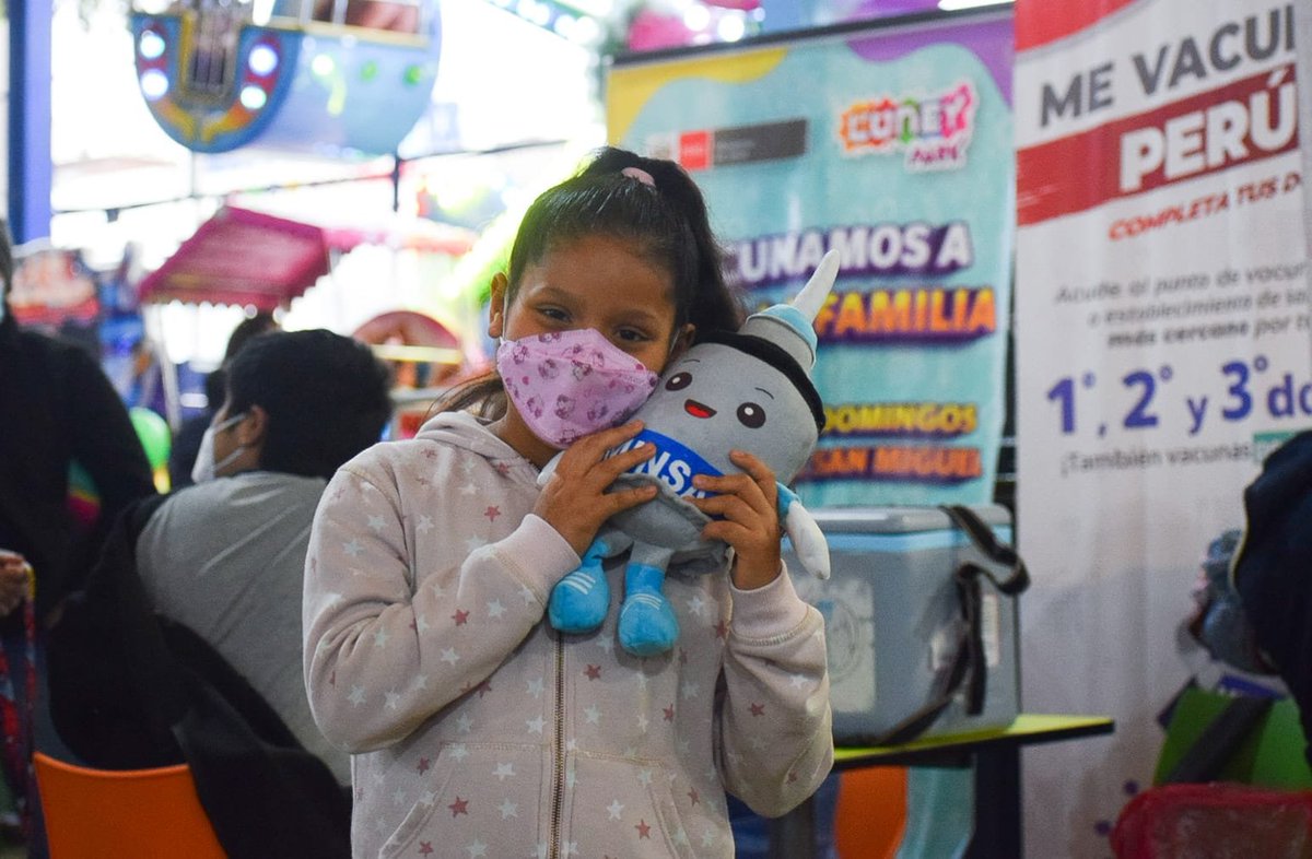 Minsa_Peru's tweet photo. #MeVacunoPeru 
El #Minsa sorteó 20 peluches Vacunín entre las familias que completaron sus dosis contra la #COVID19 en el Coney Park de Plaza San Miguel. https://t.co/if1F2oTWOX
