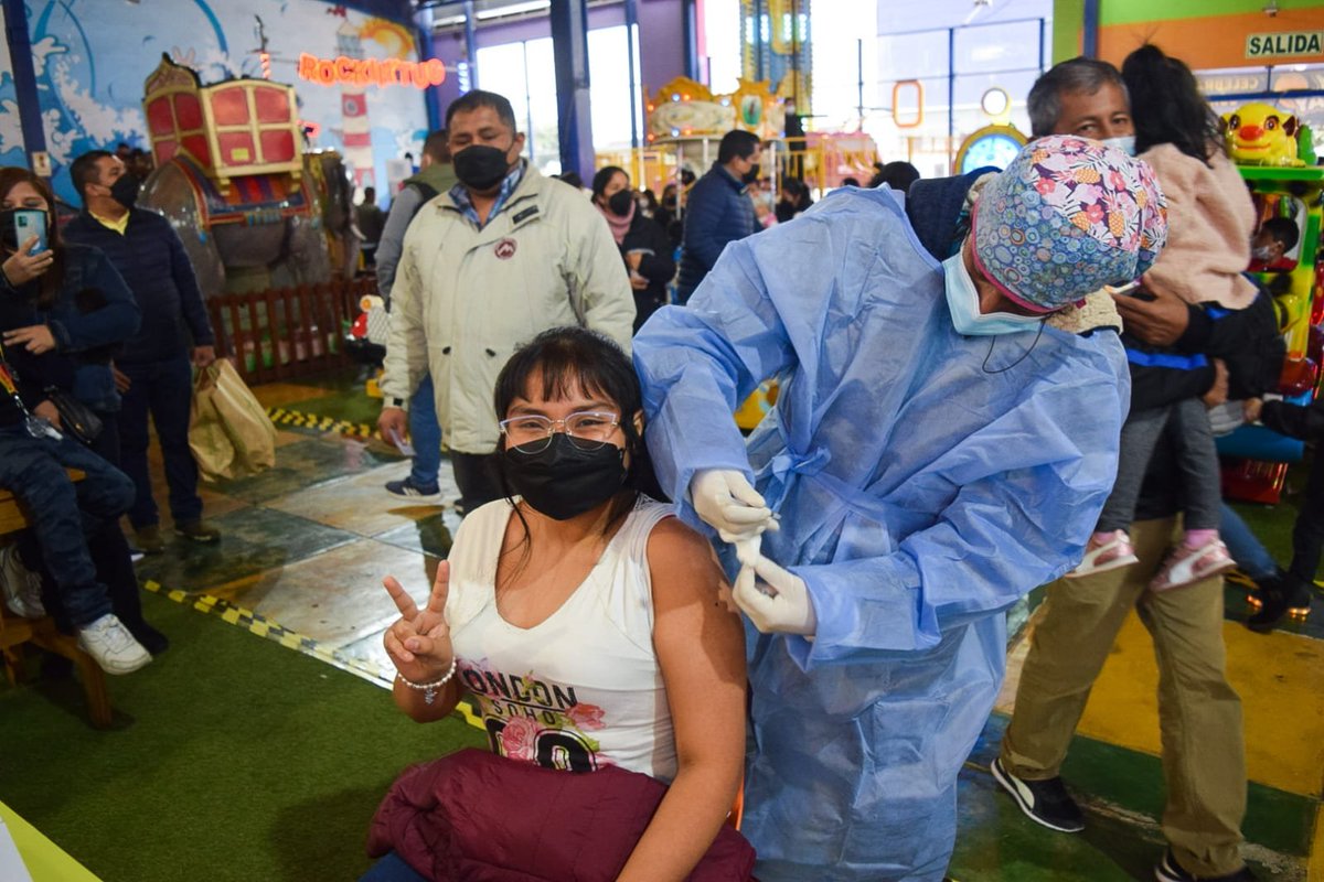 Minsa_Peru's tweet photo. #MeVacunoPeru 
El #Minsa sorteó 20 peluches Vacunín entre las familias que completaron sus dosis contra la #COVID19 en el Coney Park de Plaza San Miguel. https://t.co/if1F2oTWOX
