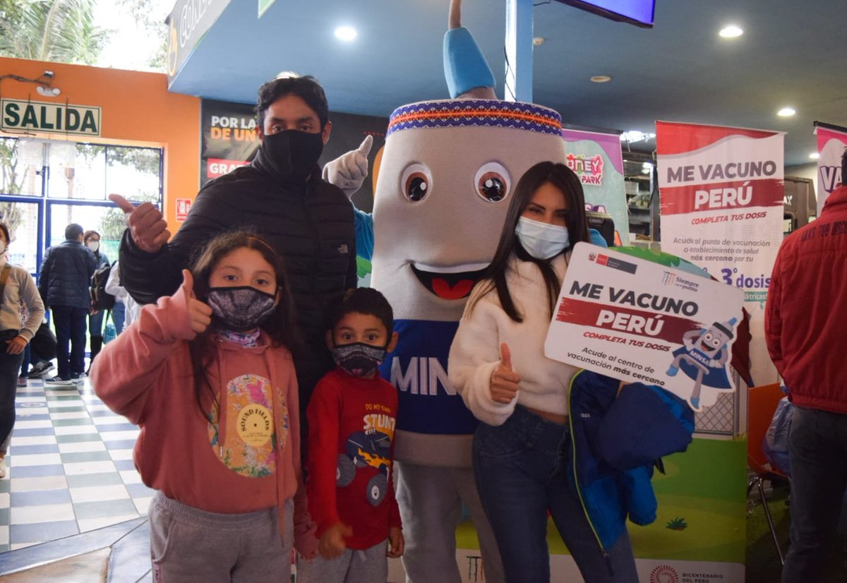 Minsa_Peru's tweet photo. #MeVacunoPeru 
El #Minsa sorteó 20 peluches Vacunín entre las familias que completaron sus dosis contra la #COVID19 en el Coney Park de Plaza San Miguel. https://t.co/if1F2oTWOX