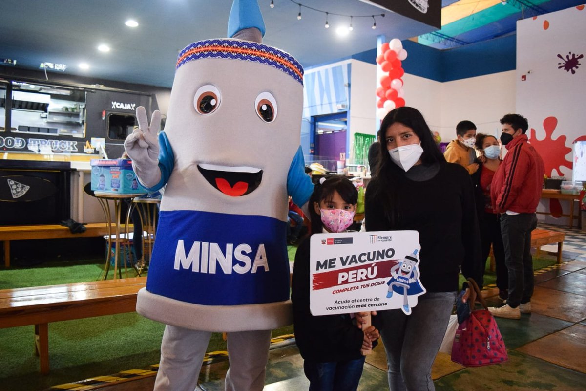Minsa_Peru's tweet photo. #MeVacunoPeru 
El #Minsa sorteó 20 peluches Vacunín entre las familias que completaron sus dosis contra la #COVID19 en el Coney Park de Plaza San Miguel. https://t.co/if1F2oTWOX