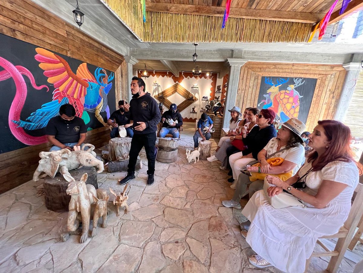 AMEXME_Leon's tweet photo. Durante el Encuentro de Empresarias AMEXME León - @amexmeoaxaca visitamos el Santuario de los Alebrijes.

El alebrije es un tipo de artesanía fabricadas con cartón o madera, que se pintan con colores mayormente alegres y vibrantes.

#AMEXMEConectada https://t.co/21eLiY47mR