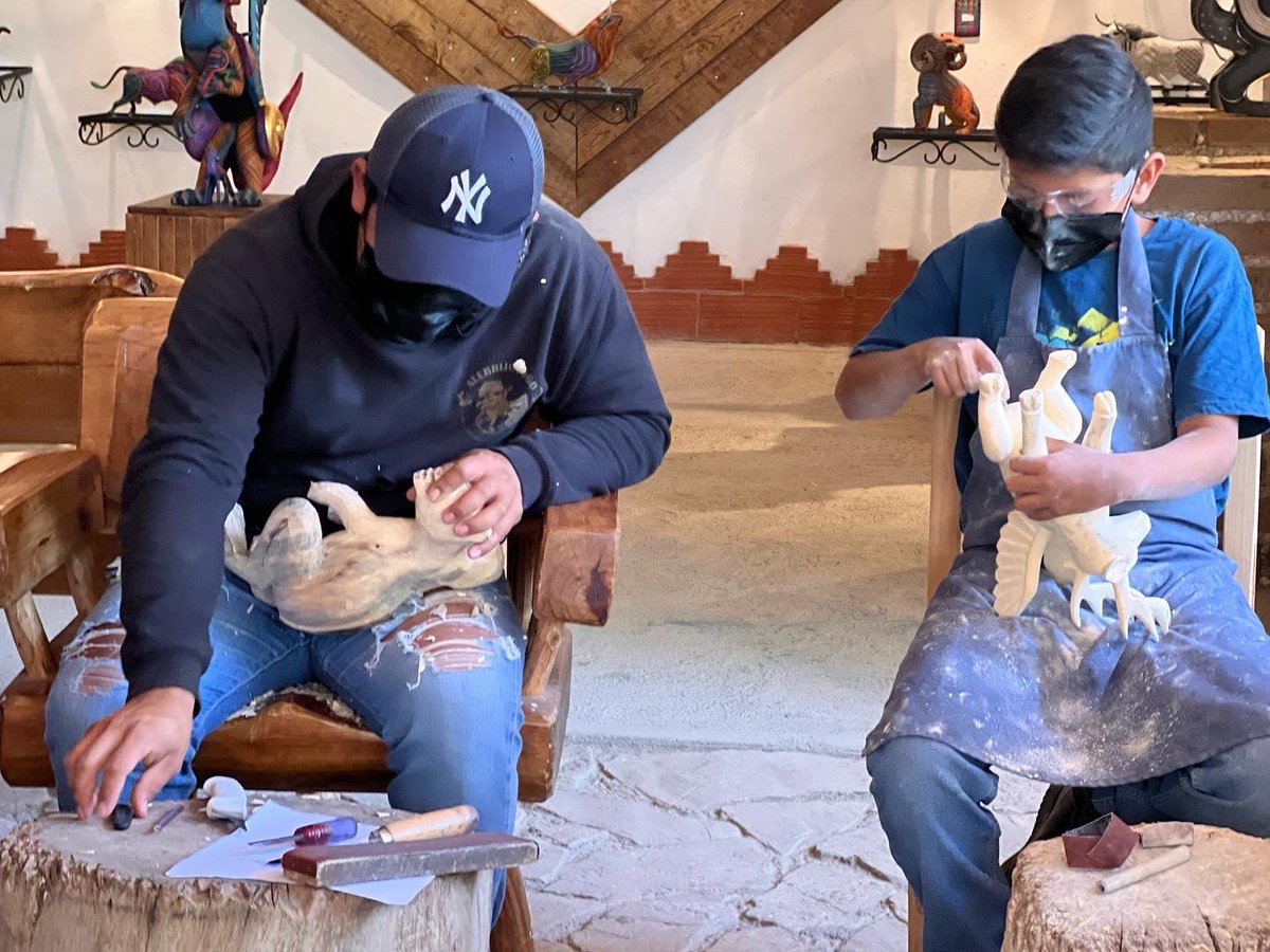 AMEXME_Leon's tweet photo. Durante el Encuentro de Empresarias AMEXME León - @amexmeoaxaca visitamos el Santuario de los Alebrijes.

El alebrije es un tipo de artesanía fabricadas con cartón o madera, que se pintan con colores mayormente alegres y vibrantes.

#AMEXMEConectada https://t.co/21eLiY47mR