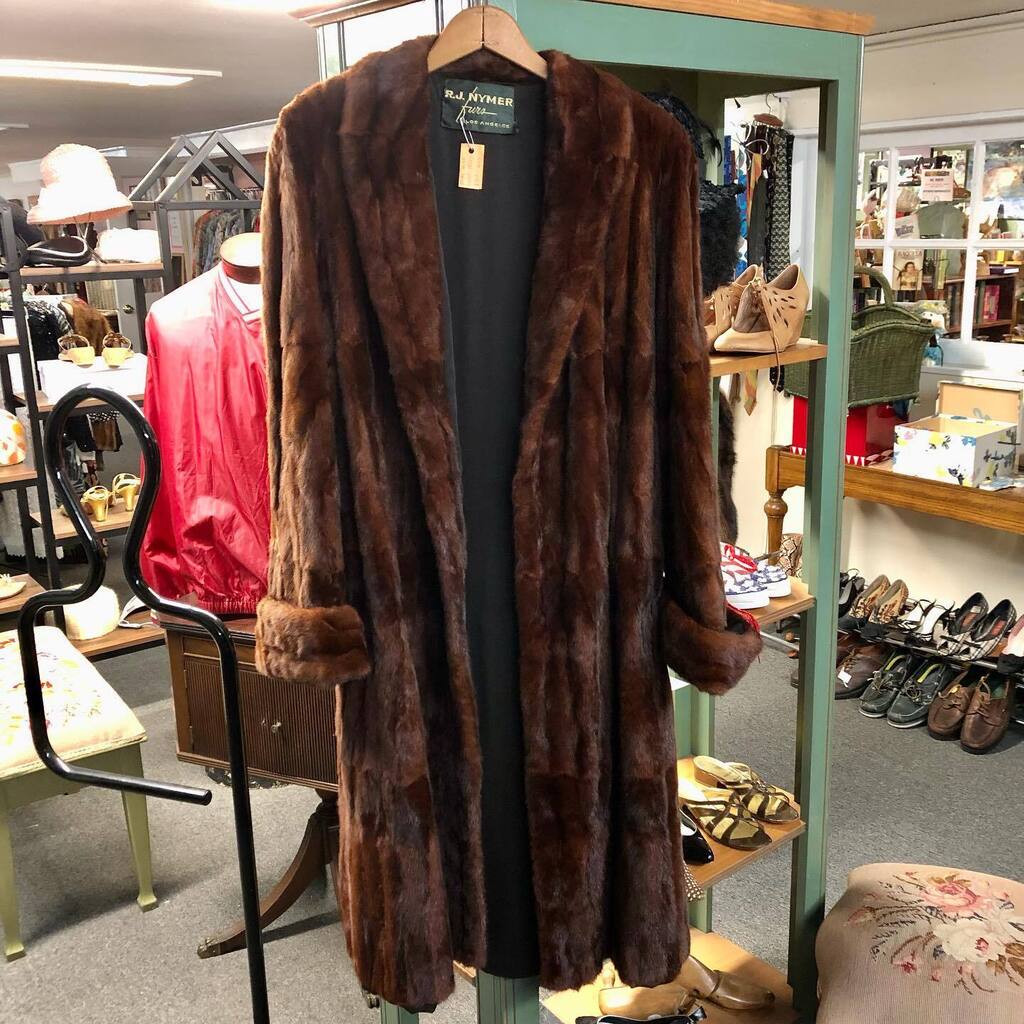 HistoryHoarder's tweet photo. Now in the store, my grandmother’s Mink coat ($300) and Blue Fox shawl ($150). https://t.co/yxHYiijbdP https://t.co/Ovwk8vITv7