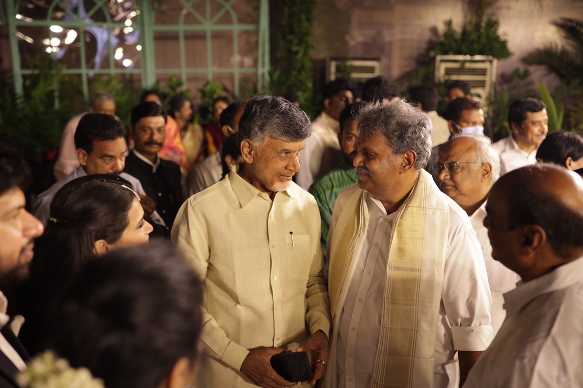KesineniSwetha's tweet photo. మా వివాహ నిశ్చితార్థ వేడుకకు హాజరై ఆశీర్వదించిన జాతీయ తెలుగుదేశం పార్టీ అధ్యక్షులు శ్రీ నారా చంద్రబాబునాయుడు గారికి, టిడిపి జాతీయ ప్రధాన కార్యదర్శి, అన్న శ్రీ నారా లోకేష్, బ్రాహ్మణి దంపతులకు హృదయ పూర్వక ధన్యవాదాలు 🙏🏻

మీ కేశినేని శ్వేత, కాజా రఘు https://t.co/wRH7vpToJ7