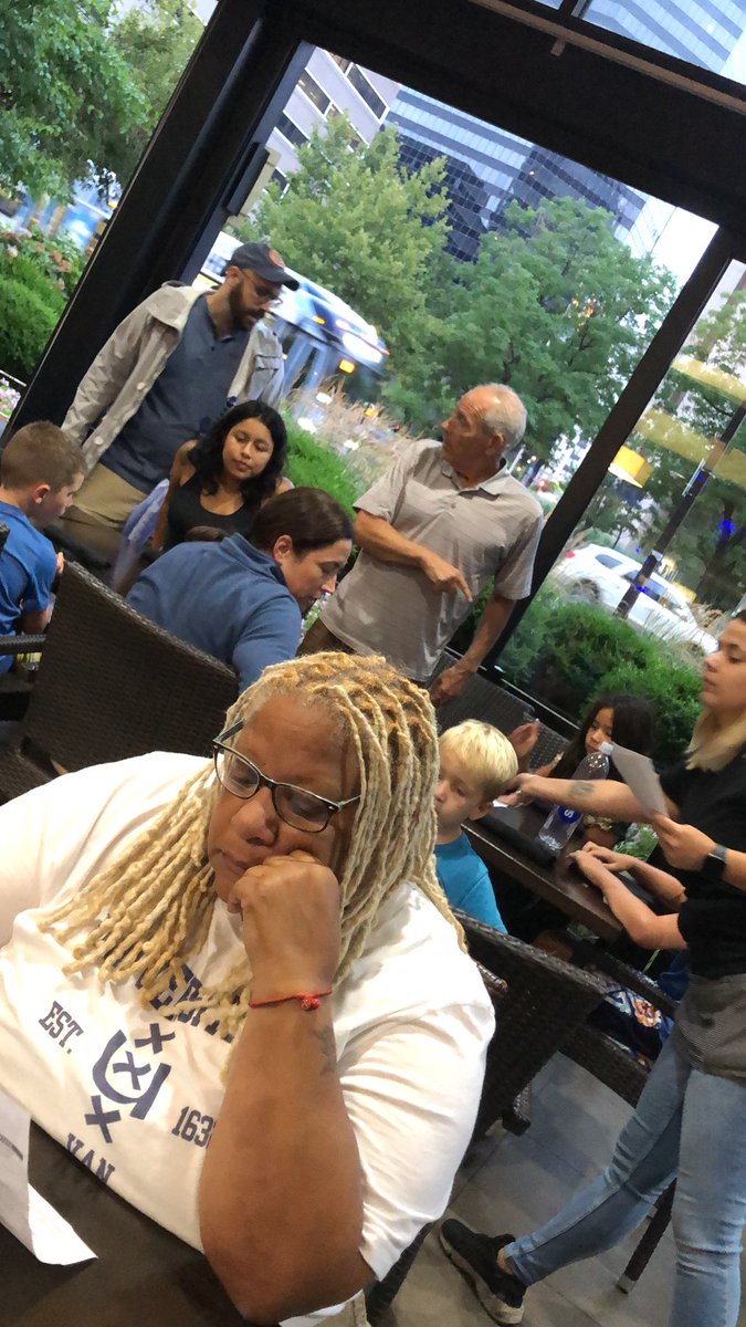 dergs507's tweet photo. Her look when a family of 18 walks in. #evilone https://t.co/dPZr08E67X