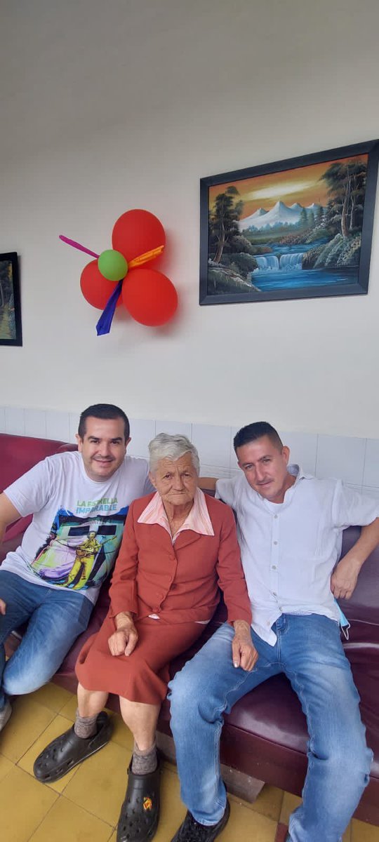 marioguti2023's tweet photo. Hoy disfrutamos con las personas mayores del Asilo El Rosario en la celebración del Día de la Familia, una tarde llena de alegría y energía. Gracias a nuestros amigos Jenry Zuleta Restrepo y Carlos Ramírez por la invitación. #Siderense💯 https://t.co/dN7uDmHw8R
