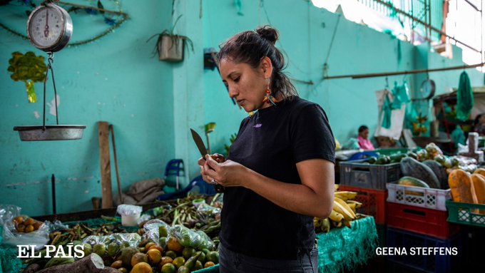 elpais_america's tweet photo. 3.🇨🇴 Rodríguez, chef autodidacta de 35 años, dice que no inventó nada. “Simplemente regreso a lo que comían los campesinos; se hacía con lo que se cosechaba. Volví a jugar con lo que la gente mal llama ‘cocina de pobres’”
🔗https://t.co/UrfxQqluWk
🖋️@noormahtani

📷Geena Steffens https://t.co/PSshqWZe1c
