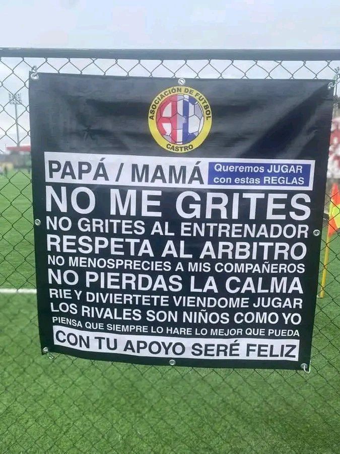 DespliegueFutCL's tweet photo. El mensaje que se puede ver en el Estadio Municipal de Castro. NOTABLE 🤗🇨🇱⚽ https://t.co/JfFGtcj8nX