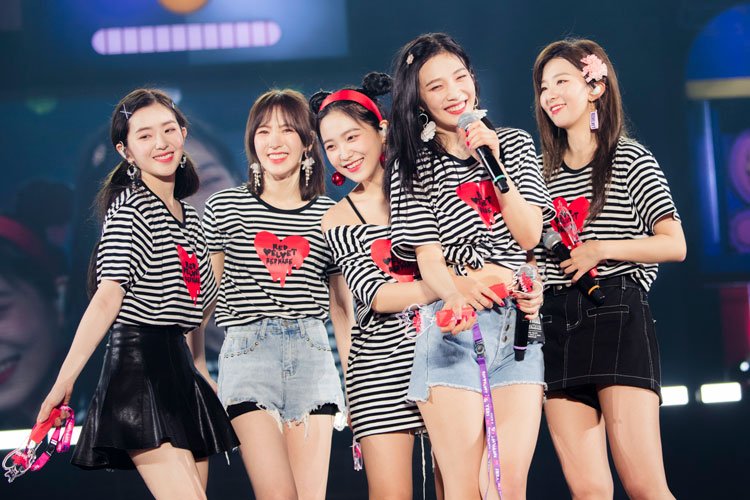 anza_roux's tweet photo. Happy 8th Anniversary my love 💗💛💙💚💜  #Reveluv  
#RedVelvet 
#BLOWTHECONF8TTI
#8ternityWithRedVelvet
#레드벨벳_8주년_대댕큐 
@RVsmtown https://t.co/xi8WLOyuuN