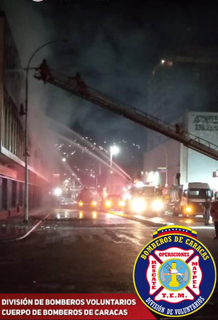 infobomberosvdc's tweet photo. #LOÚLTIMO|🚨 Se emplearon más de 130 mil litros de agua para controlar el incendio de 268 Locales en el Mercado de los Corotos de #QuintaCrespo @CentralReedan @DelmiroDeBarrio @RCamachoVzla @ImpactoVE @bomberos_dc @creandojr @PalaciosPablo4 https://t.co/0zOHDIstxz