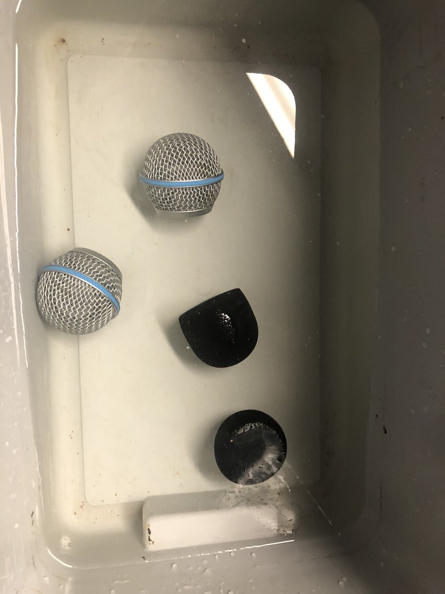 djroy65's tweet image. Mode: on désinfecte les capsules des micros pour les artistes demain.#Shure #Beta58