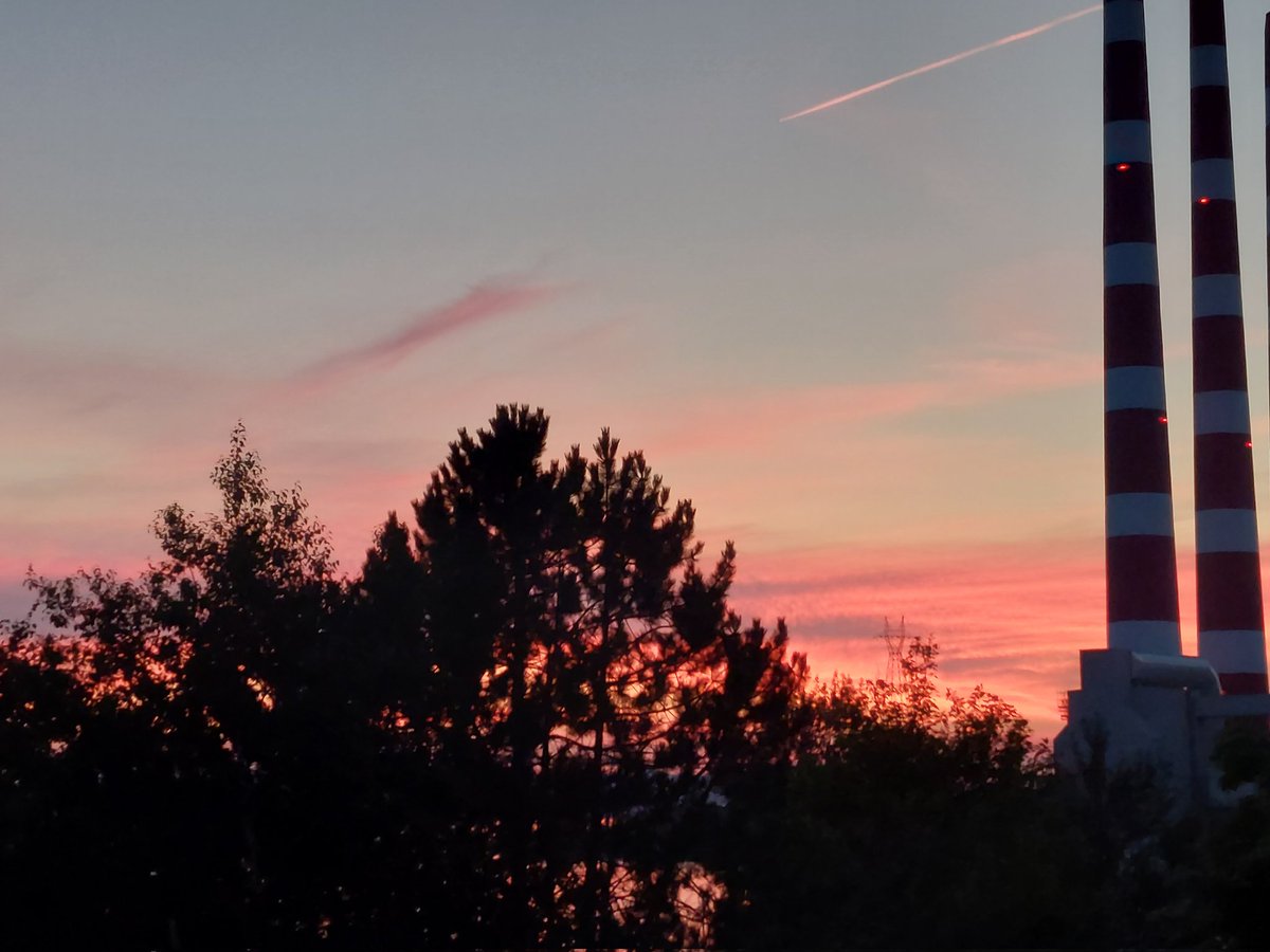 QueenBee_73's tweet photo. The sky from my Balcony, on this last day of July 🌉 
#Halifax #Dartmouth #HRM 
#HarbourBridges
#NightSky #SmokeStacks 
#ScotianProud https://t.co/Mxca68bFxm