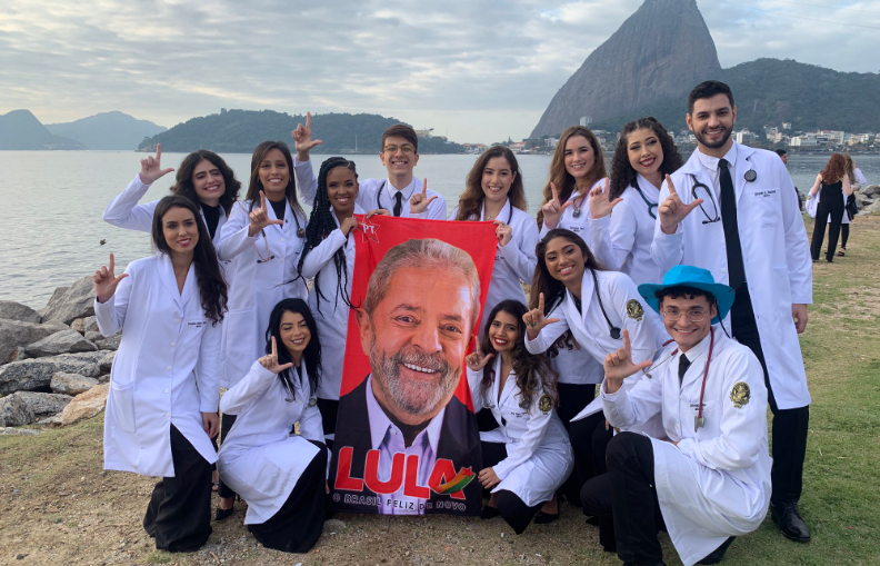 Eleições 2022 Formandos em medicina da UFRJ compartilham foto com a toalha do Lula e ex-presidente os parabeniza Leia mais: bit.ly/3Qd3kFD