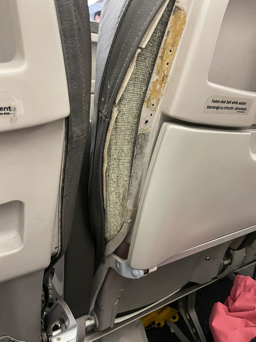 Gerardogc19's tweet photo. @flyvolaris @viajaVolaris les hace falta Mantenimieto urgente!! https://t.co/VeenIICmRa