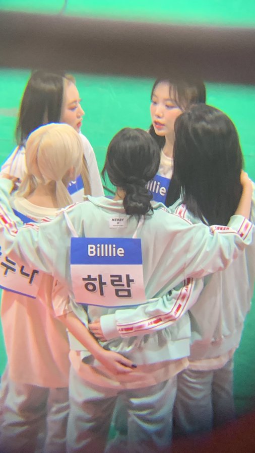 KimSheonBrasil's tweet photo. 220801 [📷] Aparentemente o time do Billlie é o mesmo que os dos grupos #PURPLE_KISS, #WEEEKLY, #NMIXX, #EVERGLOW, #ITZY, #YURI, #YENA, e Hynn.

 #ISAC2022 #Billlie #빌리 #션 https://t.co/ujaA5nrXsn