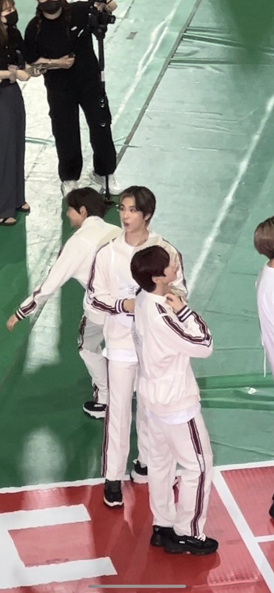 แง อันนี้เขาบอกว่าเป็นตอนที่น้องแพคซึง (epex) เห็นหน้ารุ่นพี่ฮยอนแจ เดอะบอยขึ้นจอ LED 🥹😭