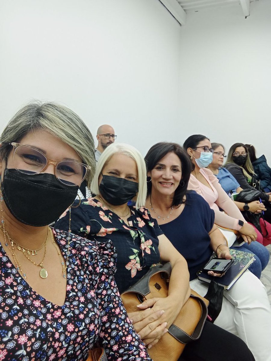 Albatrosoficial's tweet photo. Las conversaciones y encuentros nos tranforman. Con el otro, su experiencia, sus conocimientos, nos superamos.  Equipo Albatros.  ✌️ https://t.co/7t5mHZE89Z