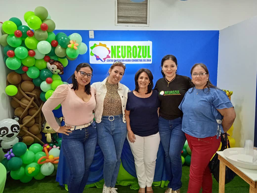 Albatrosoficial's tweet photo. Las conversaciones y encuentros nos tranforman. Con el otro, su experiencia, sus conocimientos, nos superamos.  Equipo Albatros.  ✌️ https://t.co/7t5mHZE89Z