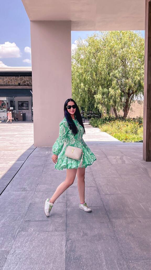 FashionMacarons's tweet photo. The moment vs the photos 💜
Y así en un ratito hicimos estas fotos ¿les gustan?
Vestido @zara
Tenis @adidasmx
Bolso @ysl
Lentes sol @versace
#bloggermexicana #vestidoverde #momentvsphoto #bloggerlife #styleblogger #queretaro #mexico #vestidozar… https://t.co/asxI0p4Ac8 https://t.co/j54yCX3Na3