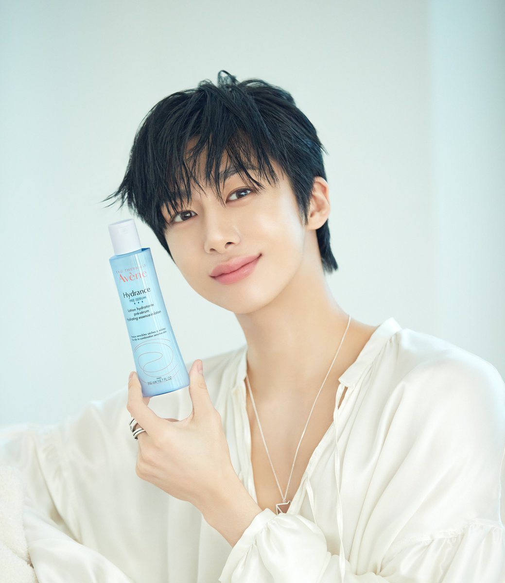 avenekorea's tweet photo. 널 언제나 품에 지니고 다닐 수 있다니.
이게 바로 K-기술이라는 건가? 

올리브영이라는 곳에서 포카를 구할 수 있다던데.
널 볼 수 있다면 어디든 갈거야. 

#아벤느 #온천수일기 #올리브영 #몬스타엑스 #형원 #형원포카 https://t.co/fQg8JwjKkW