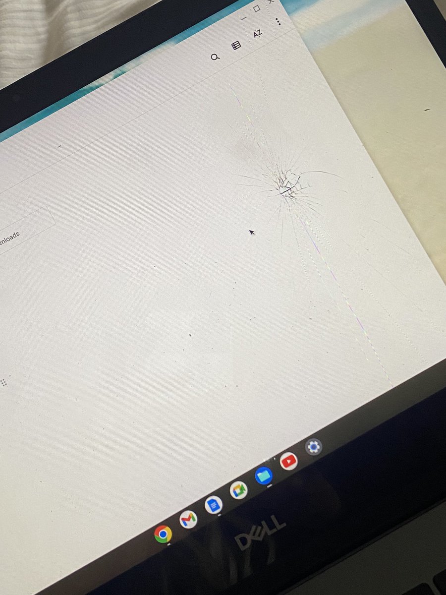 WondersBrooke's tweet photo. Shout out to @Delta  for not only shattering my work laptop but the entire thing doesnt work. #DeltaAirLines #deltasucks #thanksdelta https://t.co/D0OF7VbMPV
