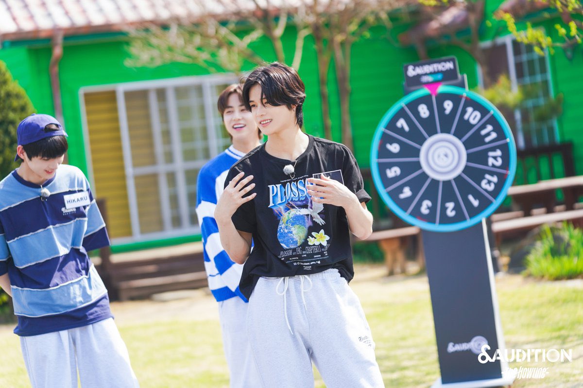 takibrasil_'s tweet photo. 📷 | 31.07.22 • Behind Photo (1)
Bastidores do Taki no Ep.4 de andAUDITION - The Howling 🐻
O sorrisinho dele 🥹
#TAKI #andAUDITION #TheHowling_EP4 https://t.co/q683Nk5DwZ