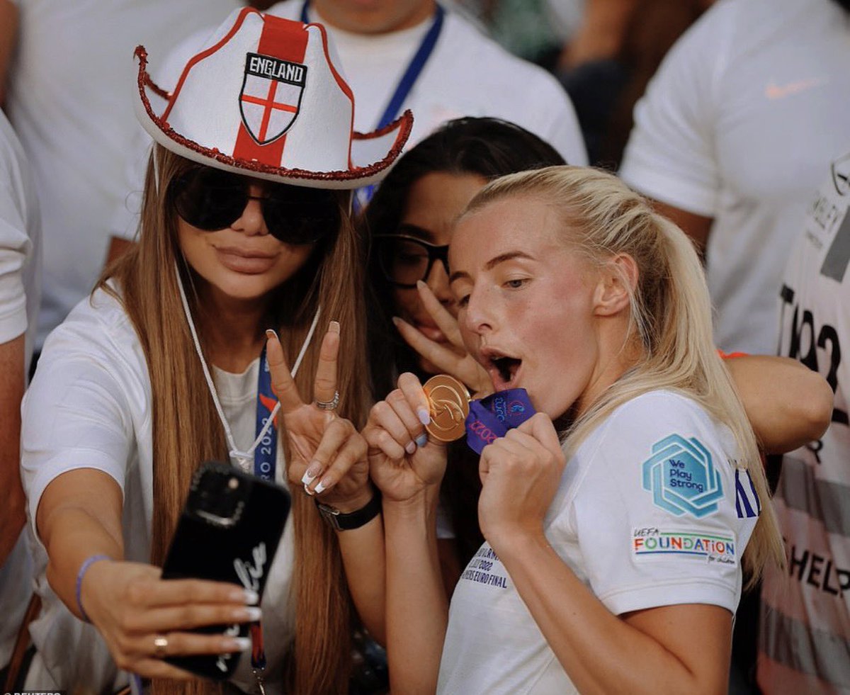 N A T A L I E tweet media