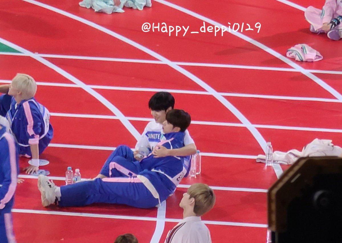 Happy_deppi0129's tweet photo. 동현이 은상이한테 가더니 폭 앵겨있어ㅠ
왕크왕귀 김도뇬ㅠㅠ https://t.co/QjLMmT1fSt