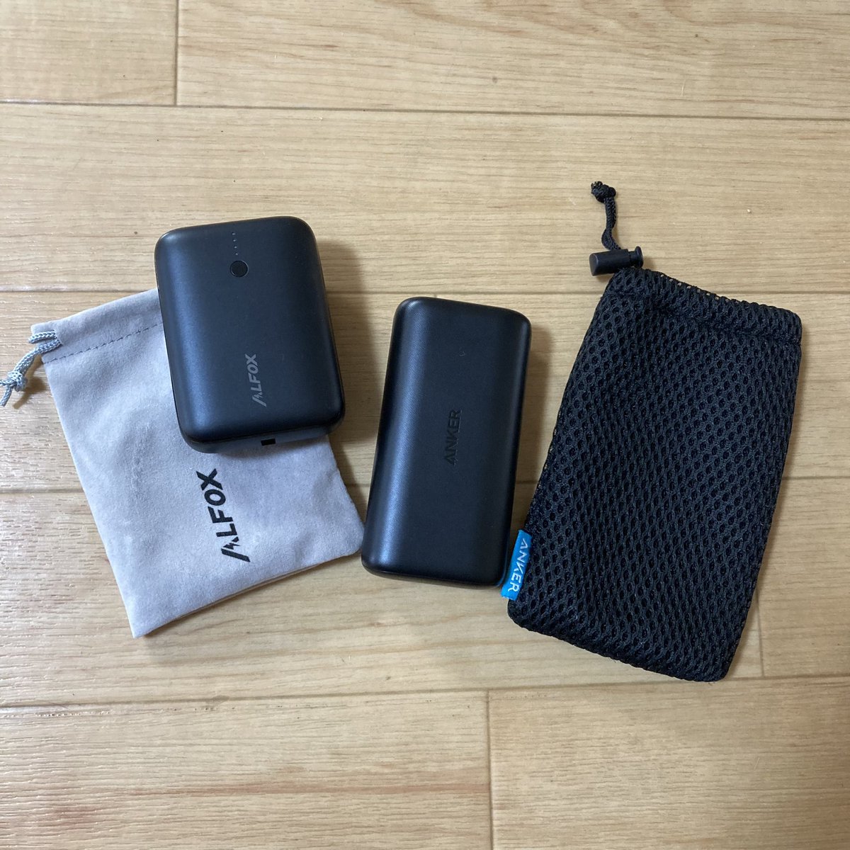 bunborgfc's tweet photo. 同容量のモバイルバッテリー
Alfoxと手元にあるアンカーの
サイズ比較。
アンカーは、3年前の商品
小型化は、技術の進化感じますね。
(重さは若干、アンカーの方が軽量)
Alfoxの実容量、耐久性は様子見。
コスパだけなら、Alfoxかな
#Alfox #Anker
#モバイルバッテリー https://t.co/fbBS1i7L0v