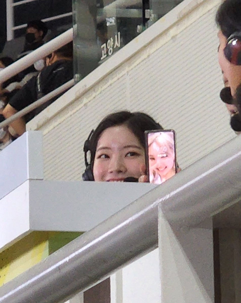 twicesincontext's tweet photo. El fondo de bloqueo de Dahyun es Nayeon https://t.co/4cu4KYWCt0