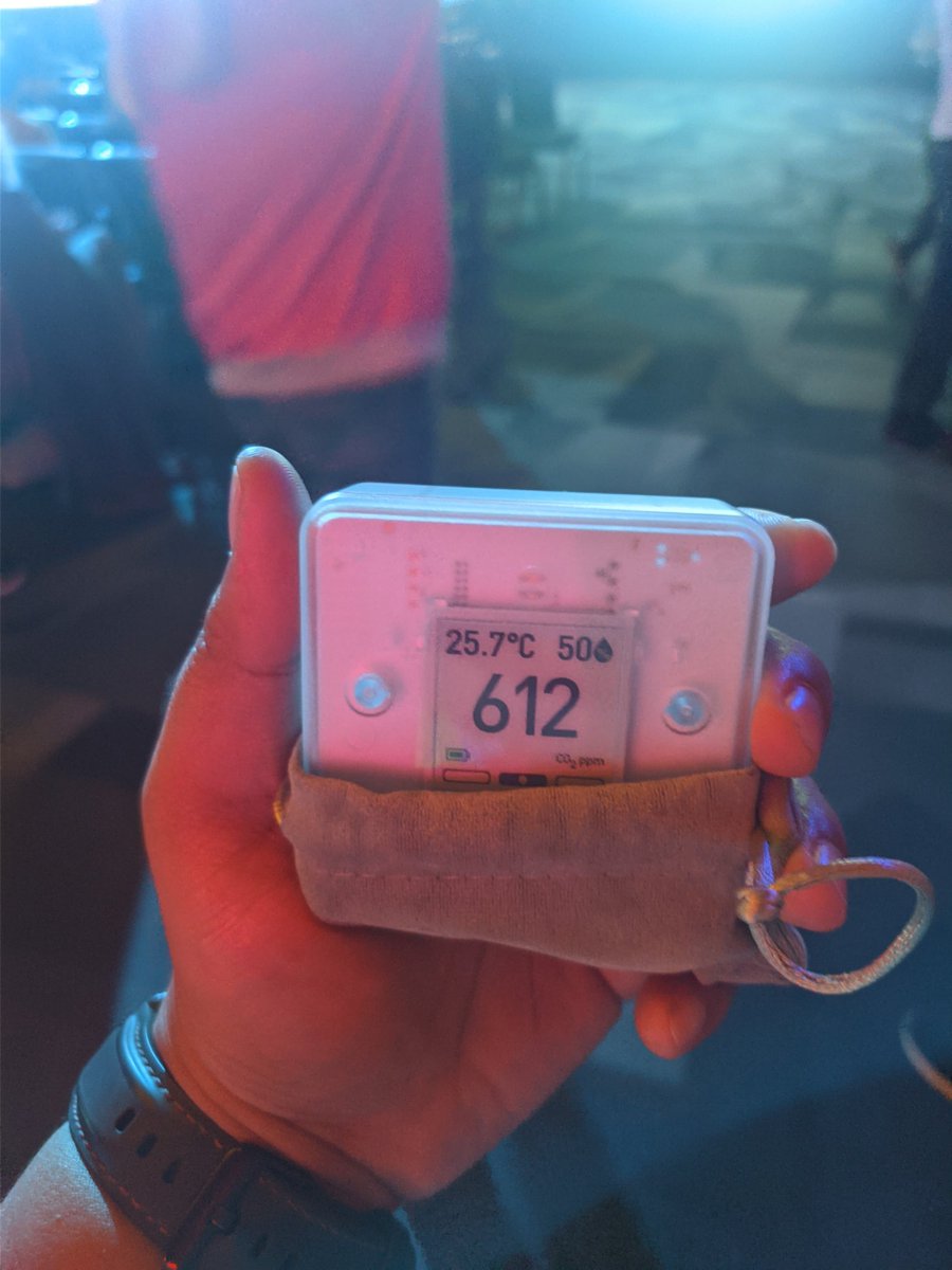 daka_x's tweet photo. #Anirevo2022's main events hall (ballroom A) presented pretty good CO2 readings at full capacity during the convention idol festival, starting around 600 and leveling out in the mid  700s over a period of 2 hours. Similar results in the line outside. #bcco2 #covid19bc #Aranet4 https://t.co/5iSpYCOMke